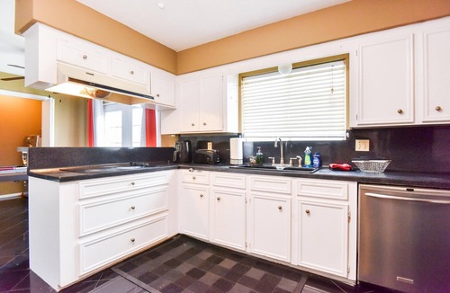 Greater Fondren Southwest House | Queen Esther’s Retreat – Charming Older Home Near Synagogues