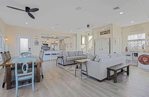 Wading River House | Queen Vic Beach House: 5 Mins to Vineyards & Farms