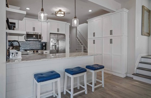 Wading River House | Queen Vic Beach House: 5 Mins to Vineyards & Farms