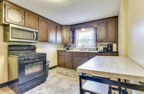 Cheektowaga House | Quiet Cheektowaga Retreat: 23 Mi to Niagara Falls!