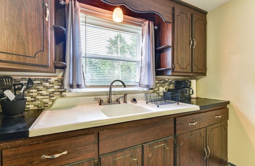 Cheektowaga House | Quiet Cheektowaga Retreat: 23 Mi to Niagara Falls!