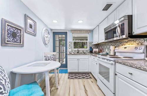 Laurel Park Villa | Quiet Downtown Sarasota Villa. 2 bed 2 bath. 644