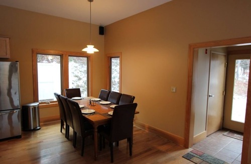 Bridgewater Corners House | Quiet Modern Luxury Home w/Memory Foam Beds, FAST WiFi and Full Kitchen