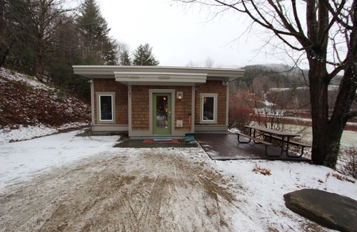 Bridgewater Corners House | Quiet Modern Luxury Home w/ Memory Foam Beds, A/C, FAST WiFi and Full Kitchen
