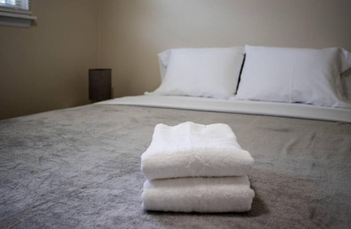 Rochester Apartment | {Quiet Suburban Ranch Hot Tub} Mins Arpt/RIT/DWNT