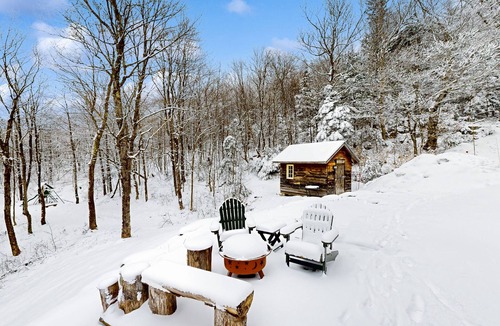 Warren House | Quintessential wilderness retreat with mtn views & kayaks - dog-friendly