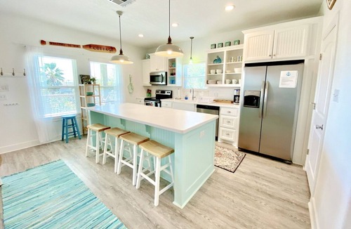 Crystal Beach House | READER'S RETREAT - Close to the beach, great outdoor space with bar