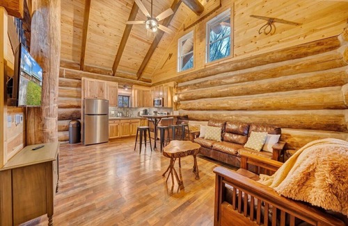 Troutville Cabin | Real Log Cabin w/Trout Pond close to Mcaffee Knob, Dragons tooth, Tinker Cliffs