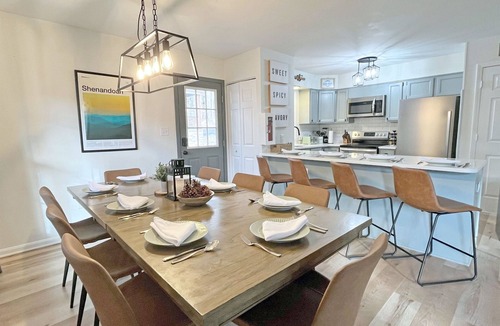 Massanutten Ski Chalet | Recently Refreshed 5BR | Game Room | Fire Table | Hot Tub | 3 Mins From Slopes