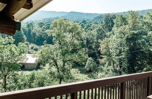 Pearisburg Cabin | Recently renovated mountaintop cabin!