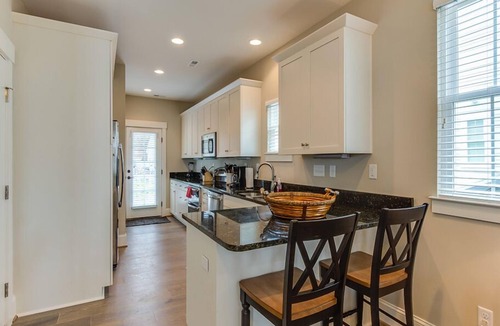 Northeast Virginia Beach House | Refreshed Pet-Friendly 2 BR Townhouse Walking Distance to the Beach and Boardwalk (406B)
