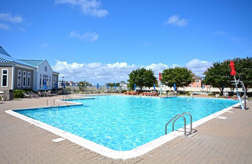 Heron Harbour Isle Condo | Relax and enjoy this two BD condo on the bay side with an outdoor pool and free WiFi, close to a lot of activities