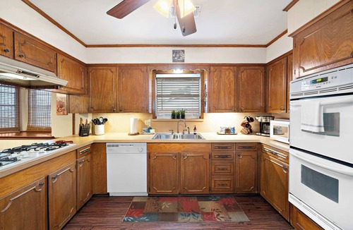 Baytown House | Relax and Play 3BR Retreat w Sunroom