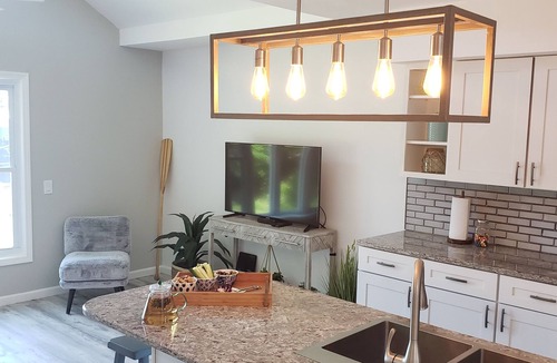 East Irondequoit House | Relaxing waterfront cottage on Irondequoit Bay