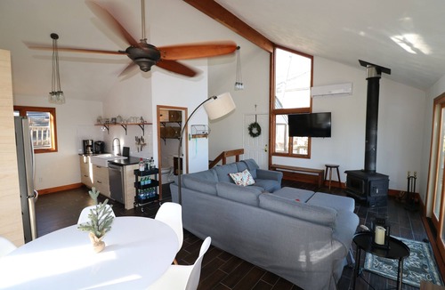 Treeloft House | Remodeled 3BR/2BA Ski Chalet off Tyro Slope