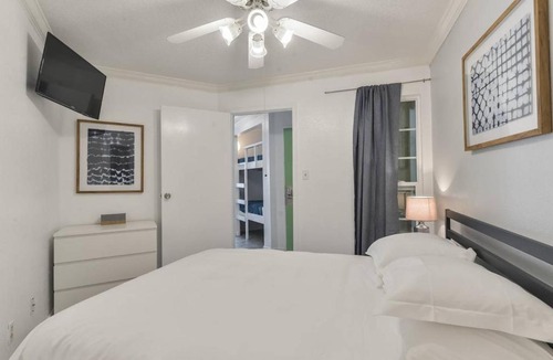 Galveston House | Remodeled Oceanside Retreat