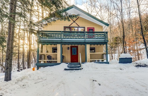 Warren House | Remodeled ski chalet with wood stove, on shuttle route between two ski mountains