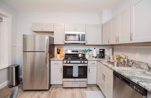 Aspinwall Hill Apartment | Renovated 1BR, Washington Sq, Longwood, Green Line