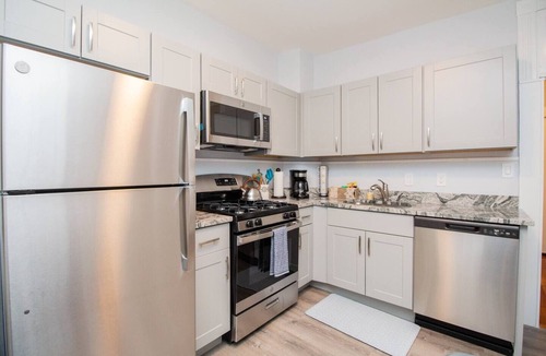 Aspinwall Hill Apartment | Renovated 1BR, Washington Sq, Longwood, Green Line