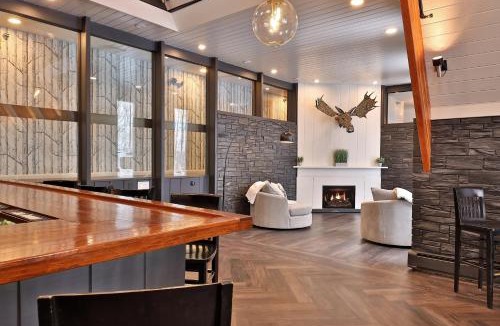 Killington Cabin | Rent An Inn! Takeover the Birch Ridge with your group, Mountain Lodge- 11 Rooms, Bar, Fireplace, 28ppl home