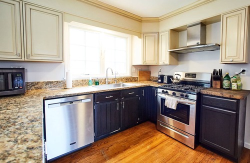 Warwick House | Retreat with Hot Tub, 10 Min to Skiing, Fireplace and Firepit!