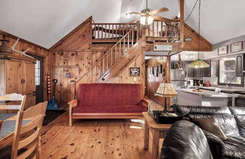 Great Cacapon Ski Chalet | River Access, Loft, Deck, WiFI & Pet Friendly