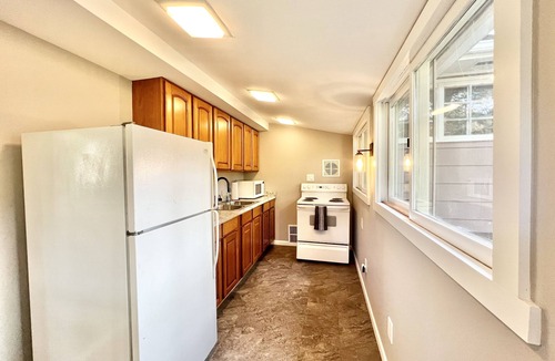 Hopewell House | River front getaway with screened-in porch overlooking the river!