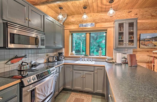 Baring Cabin | River frontage, luxurious Log Cabin near Steven's Pass Ski Resort on 1 acre.