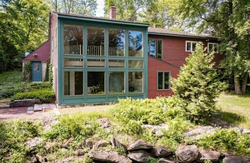 Middlebury House | River House in the Heart of Middlebury
