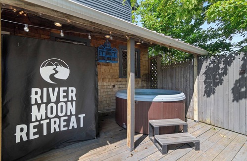 Warren House | River Moon Retreat-8 BRs - HotTub - River - WiFi