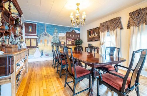 Warren House | River Moon Retreat - Historic House with 8 Bedrooms, Hot Tub, On The River, High Speed WiFi