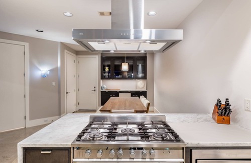 Hyde Park House | River Oaks Hideaway! Indoor Garden, Fountain, eBikes, Mid&Short Term Rental