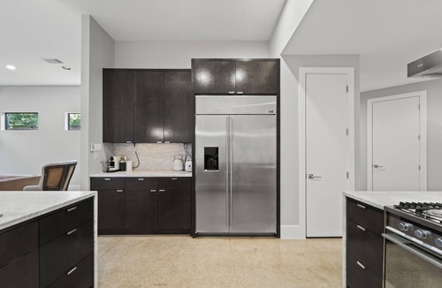 Hyde Park House | River Oaks Hideaway! Indoor Garden, Fountain, eBikes, Mid&Short Term Rental