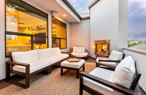 Hyde Park House | River Oaks Hideaway! Indoor Garden, Fountain, eBikes, Mid&Short Term Rental