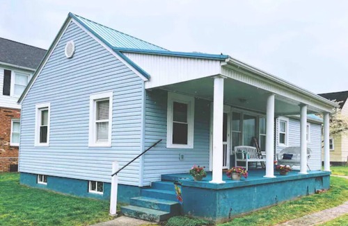 Mount Carbon Cottage | Riverfront-NO CLEANING FEE -3BR-NRG-Deck-Dock-Hike-Firepit-Pets-OK-Boat-Kayak