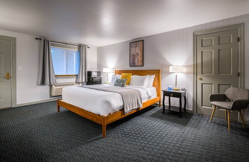 Peterborough Hotel | Riverhouse by Weekender (Formerly Jack Daniels Inn)