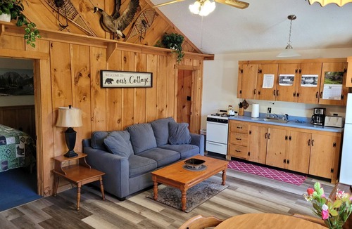 Franklin Cottage | Riverside cottage on the water - private and pet friendly!