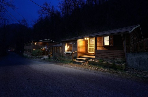 Elkins Cabin | Riverside De Luxe*WiFi*Steps to the River