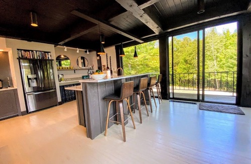 Whitefield House | RL Breathtaking views, private mountain retreat. Hot Tub, Dog Friendly, 4WD recommended!