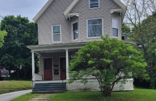 East Haven  Rutland County Apartment | Roberts ave. Immaculate Rental For Nurses Apt D