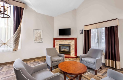 Gorham Hotel | Rodeway Inn Gorham Riverside