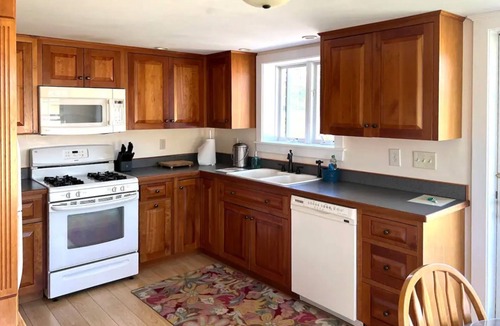 Brandon Cottage | Romantic lake view retreat with a patio, full kitchen, & washer/dryer