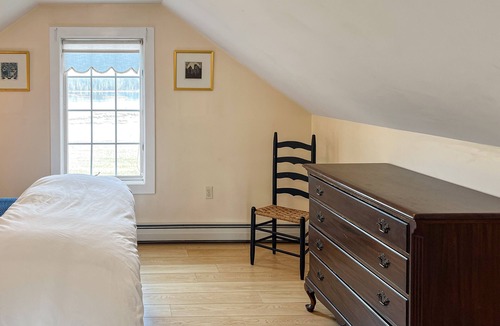 Brandon Cottage | Romantic lake view retreat with a patio, full kitchen, & washer/dryer