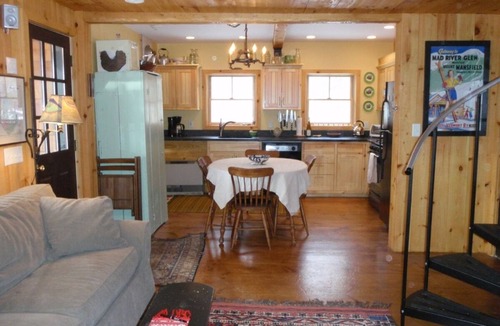Granville Cabin | Romantic Retreat: Mt. Views, Hot Tub, Movie Theater
