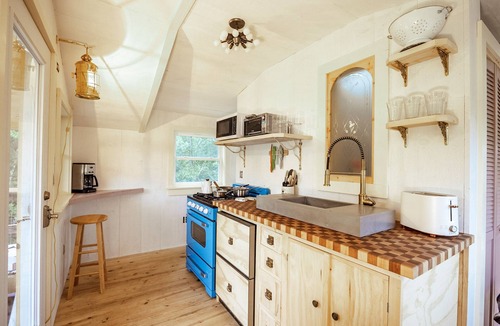 South Londonderry Cabin | Romantic Riverbed Treehouse - hot tub & new sauna!