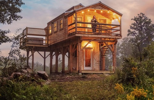 South Londonderry Cabin | Romantic Riverbed Treehouse - hot tub & new sauna!