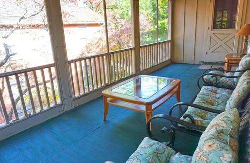 Coshocton Apartment | Roscoe Retreat in Heart of Historic Roscoe Village