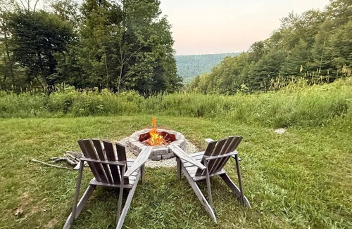 Plymouth House | RoundTop Chalet- Hot Tub, Grill, Hiking!