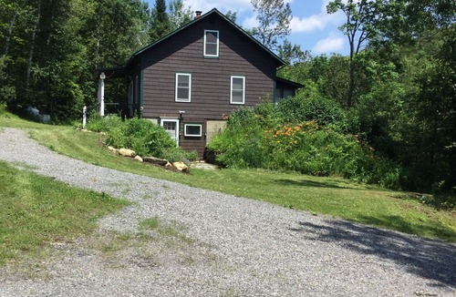 Washington House | Rural Vermont with internet and Smart TV, cell phone works, Dogs welcome.