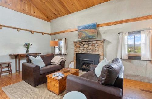Batesville Apartment | Rustic Baileys Retreat Cabin Near Wineries!